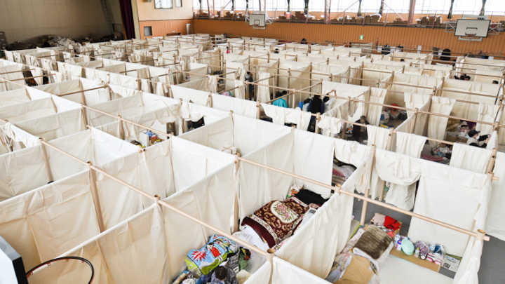 Repartições feitas de tubos de papel e cortinas para receber famílias desabrigadas de um terremoto em Camerino, na província de Macerata, na Itália, em 2016