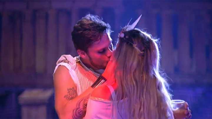 Breno tasca beijo em Jaqueline durante festa no BBB 18