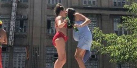 Bruna Linzmeyer beija a namorada, Priscila Visman, em cima do ponto de ônibus