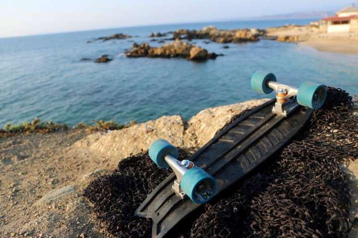 Skate da marca Bureo é produzido com redes de pesca descartadas