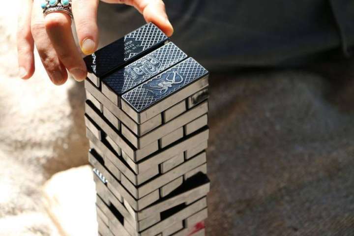 Jogos feitos com redes de pesca recicladas, em parceria com a Jenga