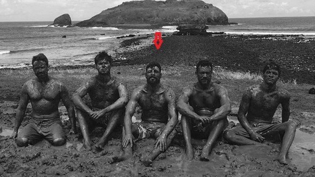 No centro, o ator Cauã Reymond com amigos em Fernando de Noronha