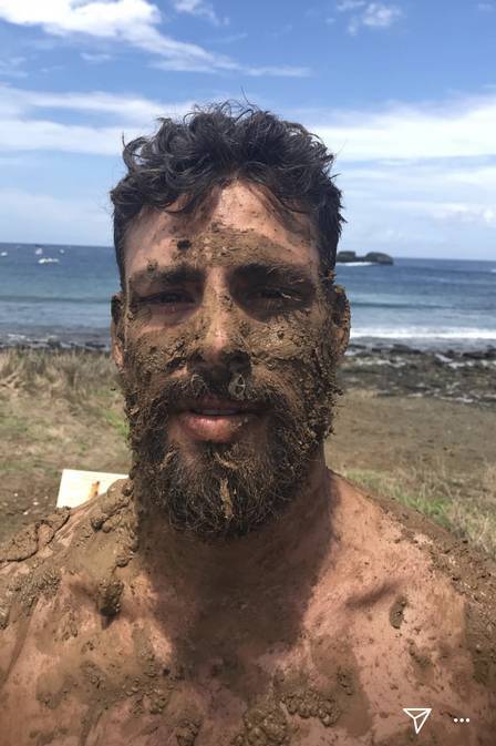 O ator Cauã Reymond após brincadeira com amigos em Noronha