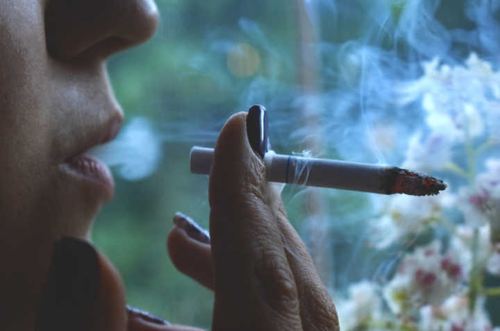 Jovem fuma cigarro; ministros do STF decidiram pela proibição do cigarro com sabor