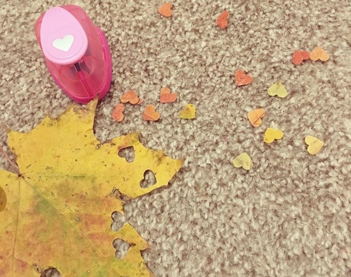 Usando um furador e folhas caídas, é possível produzir confetes não-poluentes