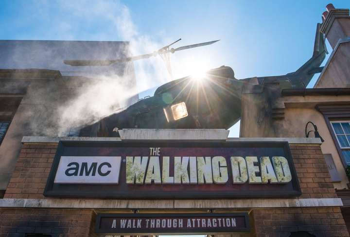 A fachada da atração The Walking Dead no Universal Studios Hollywood em Los Angeles