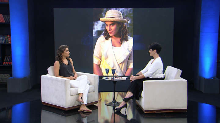 A atriz Priscila Fantin durante entrevista com Mariana Godoy