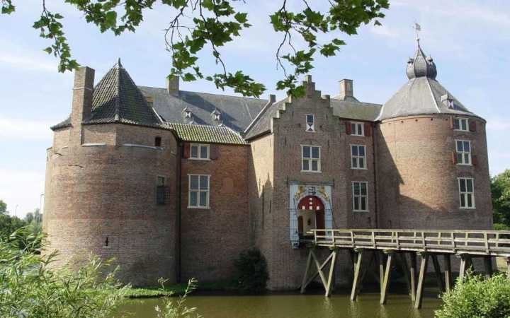 O impressionante castelo de Ammersoyen marca presença desde os tempos medievais.