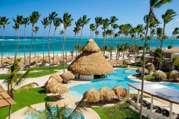 Punta Cana tem um incrível mar azul, praias de areias brancas e mais de 30 resorts luxuosos que oferecem completa infraestrutura