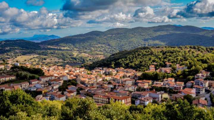 Vista panorâmica do vilarejo de Ollolai, na ilha da Sardenha