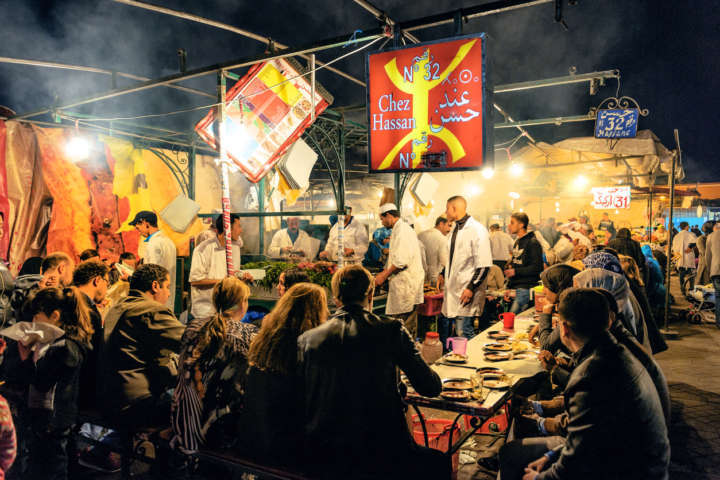 Turistas e moradores em uma das inúmeras barracas de comida marroquina na praça Jemaa el Fna, a principal de Marrakesh