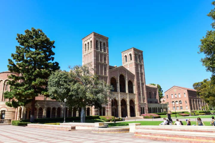 Vista do campus da Universidade de Los Angeles