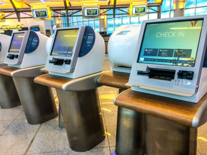 Totens de check-in do aeroporto Hartsfield-Jackson, em Atlanta (EUA), o mais movimentado do mundo