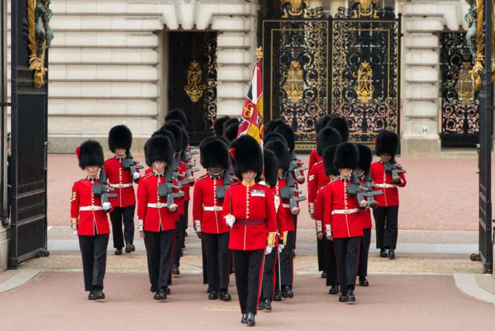 A cerimônia da troca de guarda do palácio de Buckingham é uma das atrações imperdíveis para fazer em Londres
