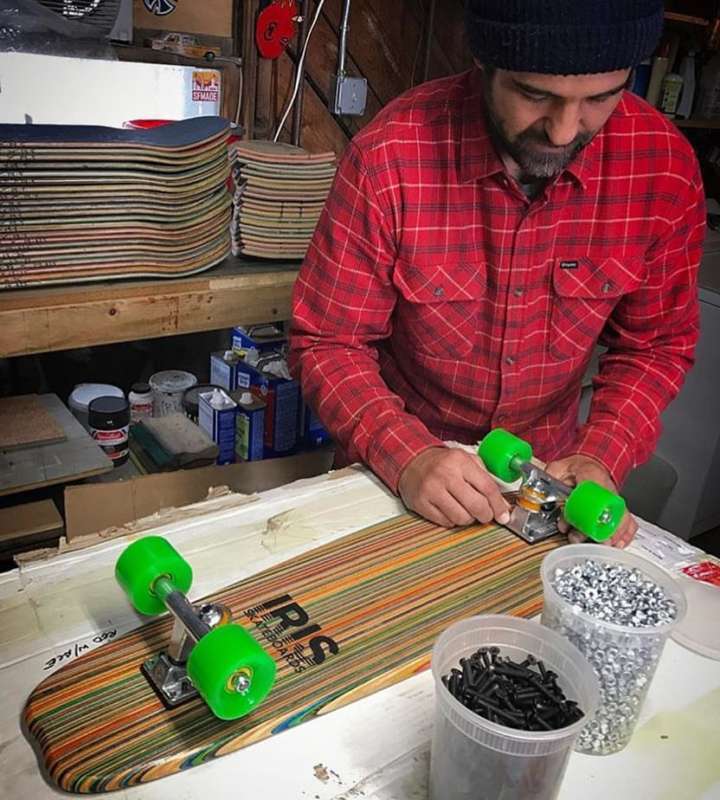 O skatista George Rocha Turned criou a empresa de skates reciclados Iris Skateboards