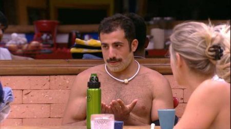 Kaysar, do BBB 18, revela seu salário e internet se sensibiliza