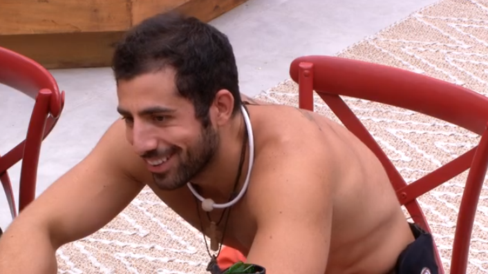 BBB 18: Kaysar se machuca em prova e web o acusa de fingir lesão