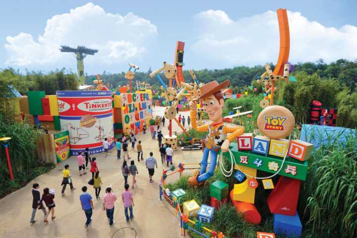 Longe de Orlando, parques da Disney em Paris e Hong Kong (foto) já possuem áreas dedicadas a Toy Story