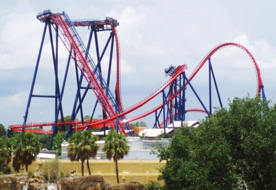 A montanha-russa Sheikra, uma das atrações do Busch Gardens. em Tampa. na Flórida