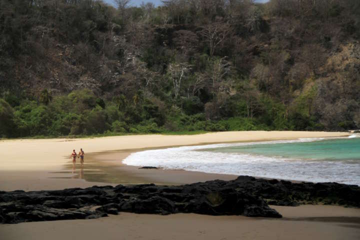Vista da baía do Sancho, em Fernando de Noronha; praia está entre as melhores do mundo pelo 5º seguido