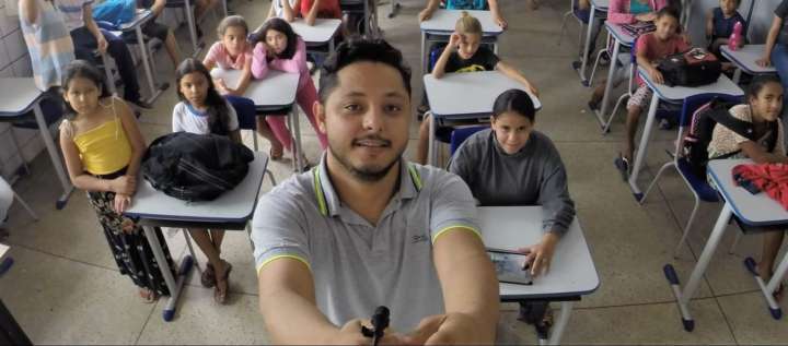 Cléssio com alunos da Escola Municipal José Carlos Pimenta, no Distrito de Vila Rica, em Goiânia