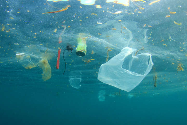 O plástico jogado nos mares termina nas praias ou viram micropartículas “perdidas” nos oceanos