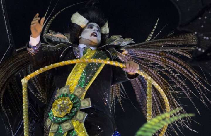 No primeiro desfile, o personagem tinha uma faixa presidencial