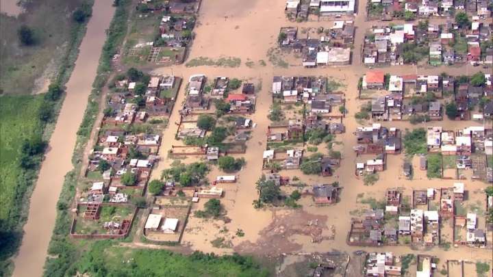 O temporal causou alagamentos, interdições e derrubou um trecho da ciclovia Tim Maia