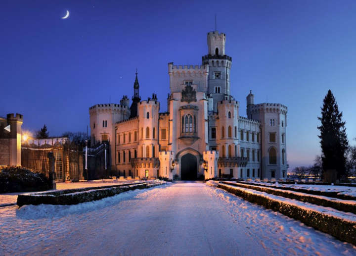 Fachada do castelo neogótico Hluboká, na Boêmia do Sul