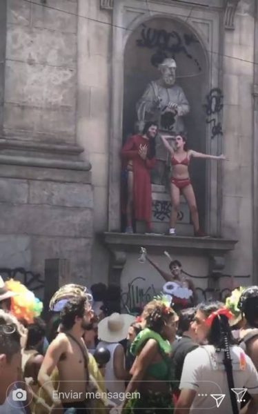 Bruna Linzmeyer sobe em monumento para curtir Carnaval no RJ