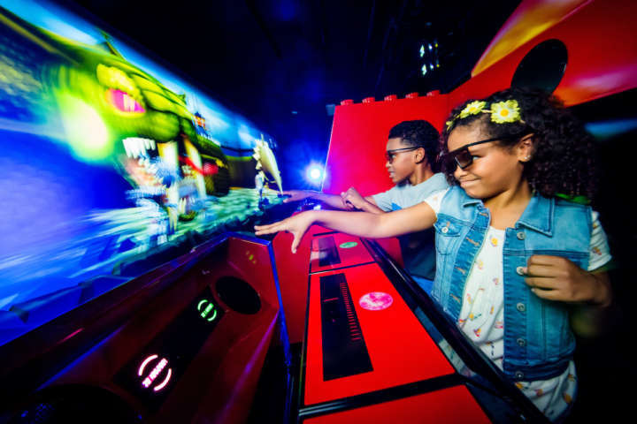Inspirado na popular linha de brinquedos, o simulador 4D Ninjago Ride é o primeira do seu tipo em toda Flórida