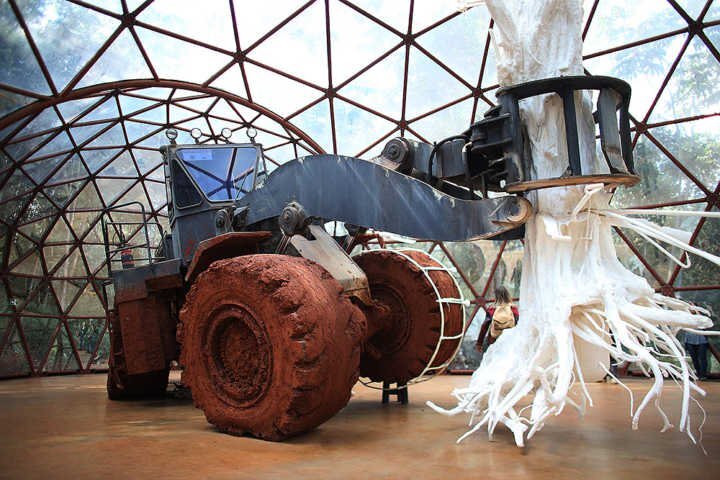 Em “De lama lâmina”, Matthew Barney toma o candomblé baiano como fonte de referência para tecer uma complexa narrativa sobre o conflito entre Ogum e Ossanha