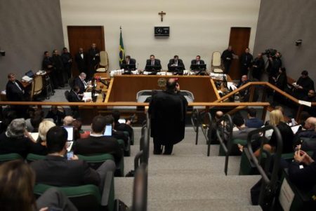 votaram pela rejeição do habeas para Lula os ministros Felix Fischer, relator da Lava Jato na Corte superior, Jorge Mussi, Reynaldo Soares da Fonseca, Marcelo Navarro Ribeiro Dantas e Joel Ilan Paciornik