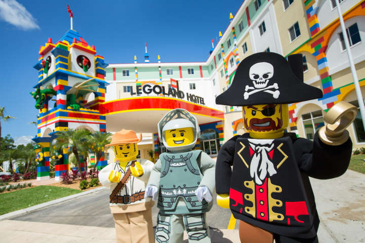 Muitos personagens marcam presença e até o hotel do parque parece que foi construído com tijolos coloridos da Lego