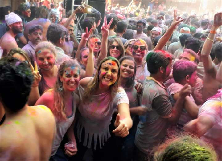 Música, pó colorido, mistura de indianos e turistas fazem a beleza da festa