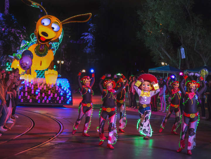 A parada “Paint the Night” promete iluminar as noites no California Adventure, parque vizinho a Disneyland