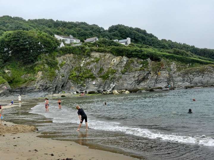 Praia de Aberporth, em Gales Tanya