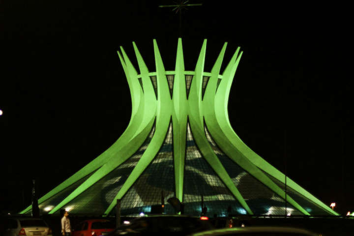 Ao redor do mundo diversos monumentos são iluminados de verde, a cor do padroeira da Irlanda