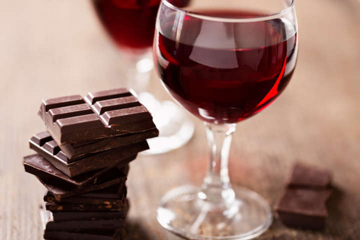 Sommelière indica os vinhos que harmonizam com os variados tipos de chocolate