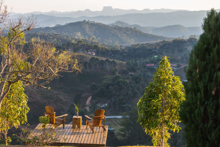 Na área externa, deques se abrem para o maciço de montanhas da Pedra do Baú e do trecho mineiro da Mantiqueira