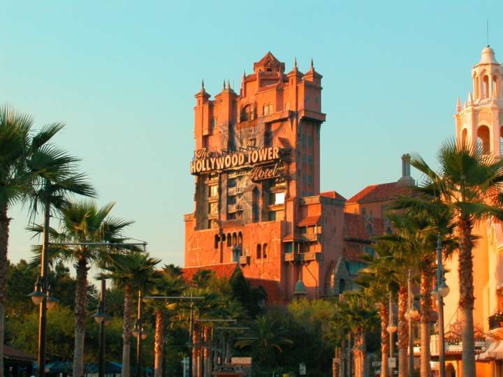 O Hollywood Tower Hotel: elevador que despenca em queda livre.