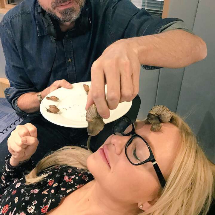 Emma Bunton experimentando o tratamento de pele com caracóis