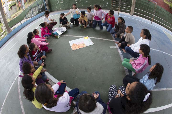 Multiplicadores Solares, jovens treinados pelo Greenpeace para multiplicarem o poder do sol por todo o Brasil, conversam sobre energia solar com crianças em colégio de São Paulo.