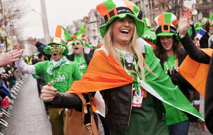 Irlandeses comemoram o St. Patrick’s Day vestidos de verde, laranja e branco