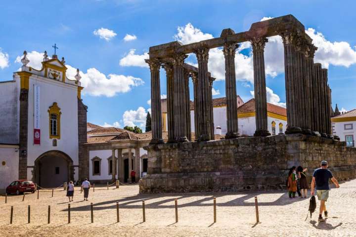 O templo romano de Évora é um dos mais preservados templos romanos de toda a Península Ibérica