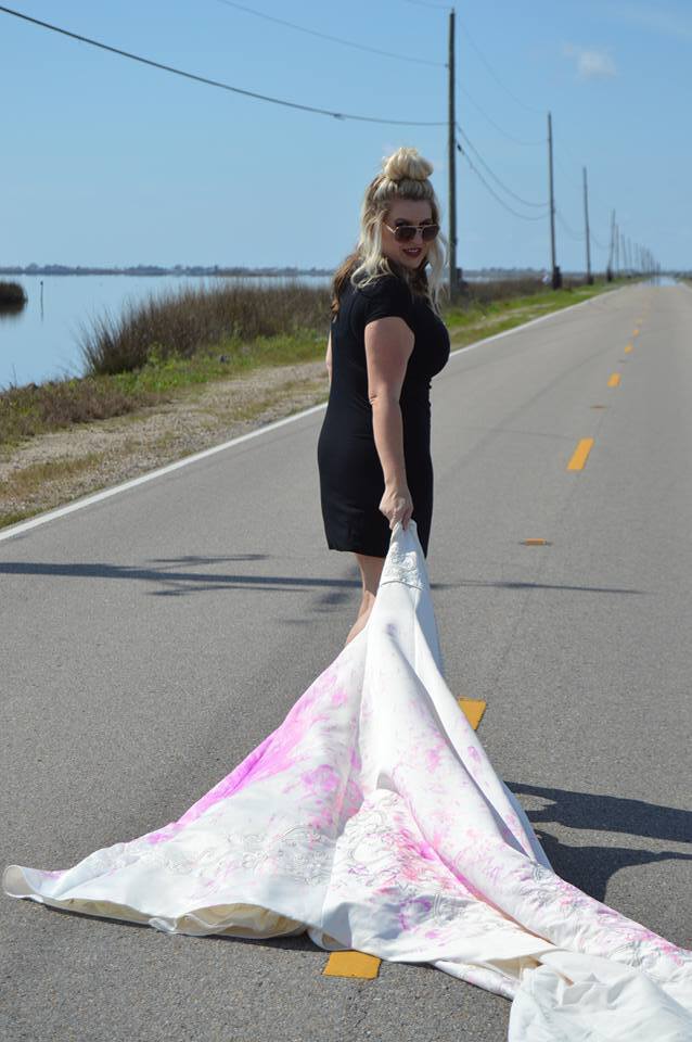 Após traição, Kristy Scott decidiu queimar vestido de noiva para superar divórcio