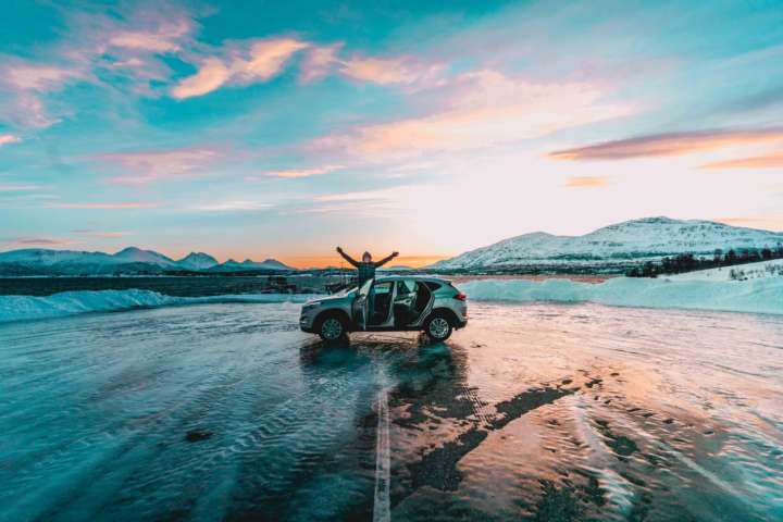 Alugar um carro é uma ótima opção para quem deseja ver a aurora boreal