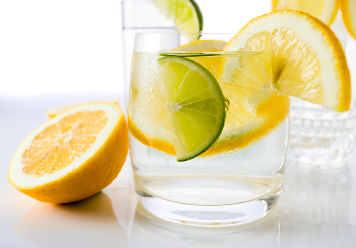 Acidez da água com limão é prejudicial aos dentes