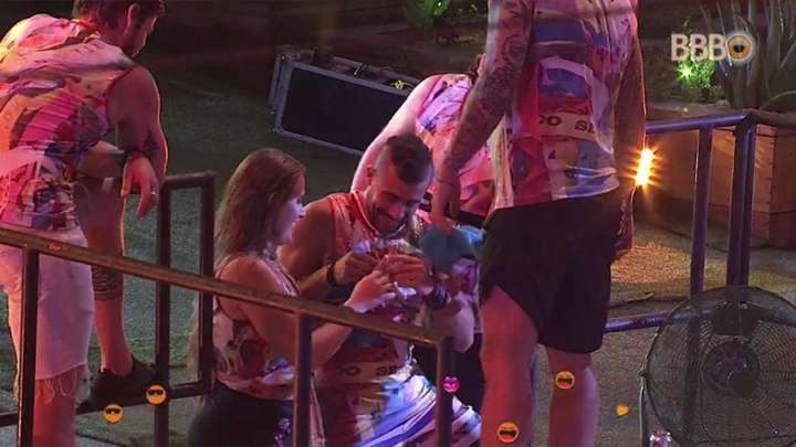 Em festa no BBB 18, Kaysar e Patrícia se casam de mentirinha e sírio faz comentário ácido