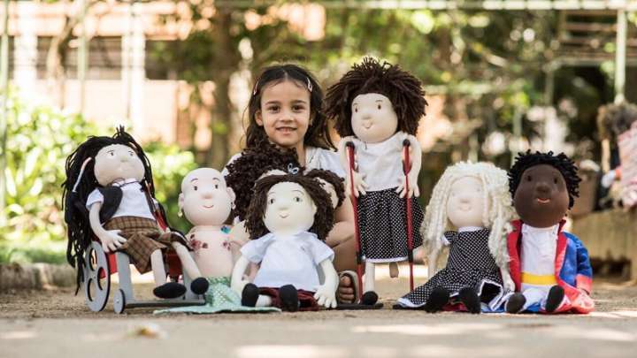 Coleção ‘Amigos da Inclusão’ tem bonecos com algum tipo de deficiência: motora, visual, auditiva